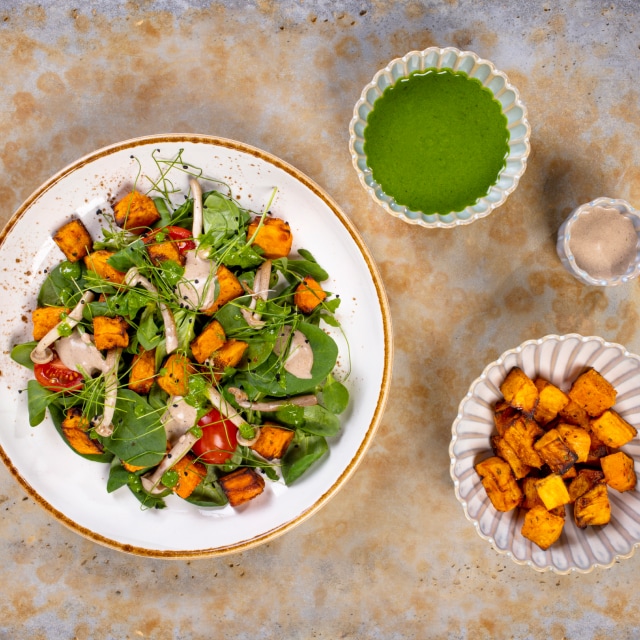 Sałatka z pieczonymi batatami, pesto z jarmużu i jogurtem z czarnym czosnkiem Sałatka z pieczonymi batatami, pesto z jarmużu i jogurtem z czarnym czosnkiem